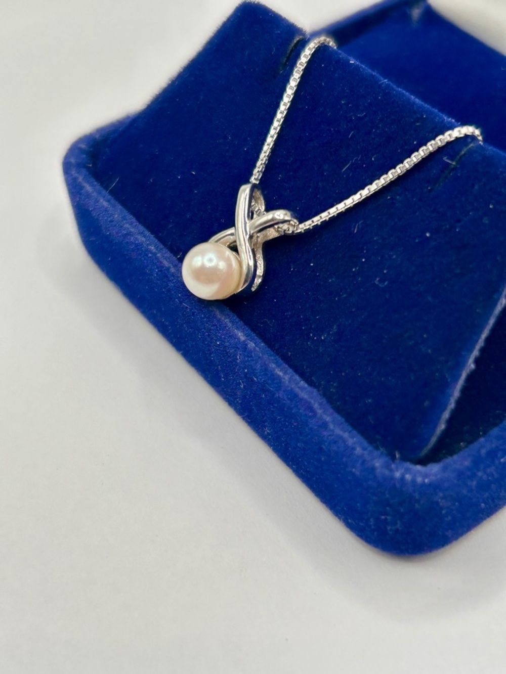 10k White Gold and Pearl Pendant